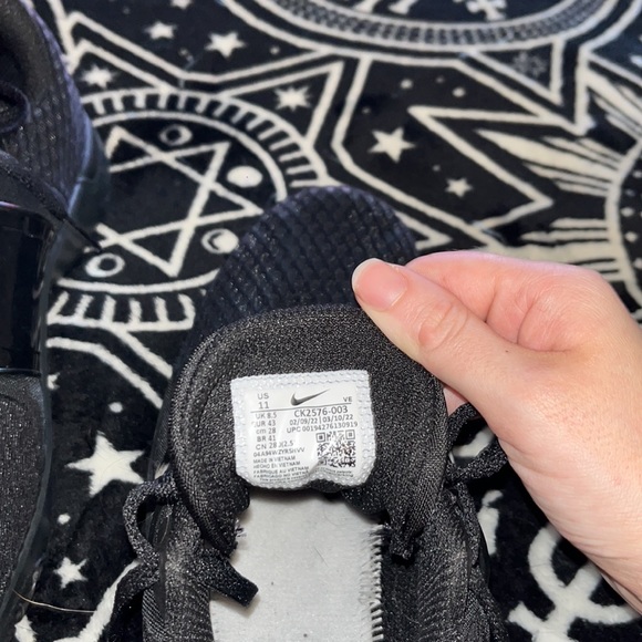 Men’s Nike Sneaker - Picture 3 of 3